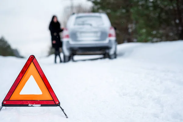 Obrázek mladé ženy mají problém s autem na Winter Edition — Stock fotografie