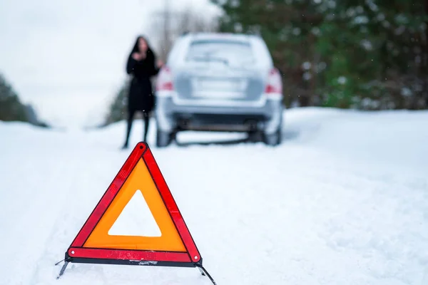 Obrázek mladé ženy mají problém s autem na Winter Edition — Stock fotografie