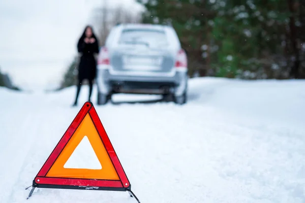 Obrázek mladé ženy mají problém s autem na Winter Edition — Stock fotografie