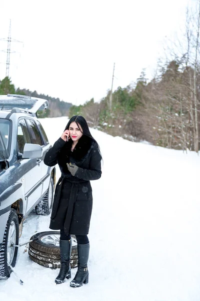 Awaria samochodu zimą - Młoda piękna kobieta wołanie o pomoc, drogi — Zdjęcie stockowe