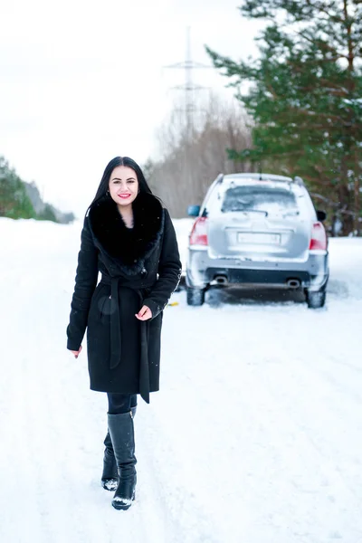 Portret pięknej młodej dziewczyny, której samochód się zepsuł w lesie zimą — Zdjęcie stockowe