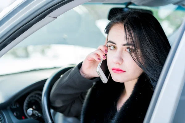 Quebra de carro de inverno - jovem mulher bonita pedir ajuda, estrada — Fotografia de Stock
