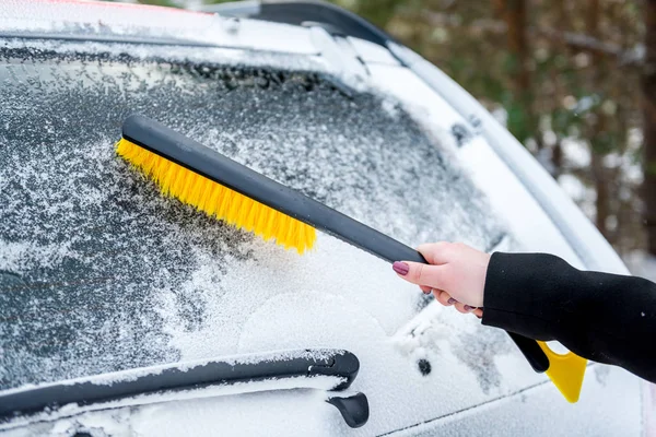 Žena, čištění auta od sněhu s kartáčem. Doprava, zima, — Stock fotografie