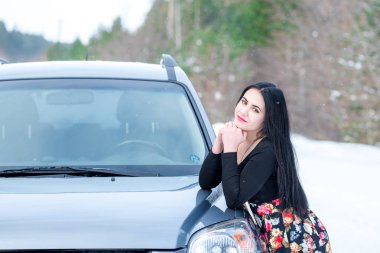 bir kış p bir arka plan üzerinde güzel bir genç kız portresi