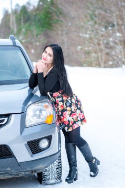 bir kış p bir arka plan üzerinde güzel bir genç kız portresi