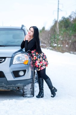 bir kış p bir arka plan üzerinde güzel bir genç kız portresi