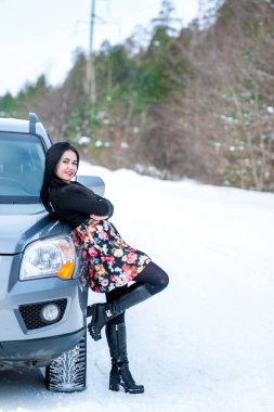 bir kış p bir arka plan üzerinde güzel bir genç kız portresi