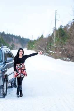 genç güzel kadın sinyal kırık araba üstünde kazanmak ile ilgili sorunlar