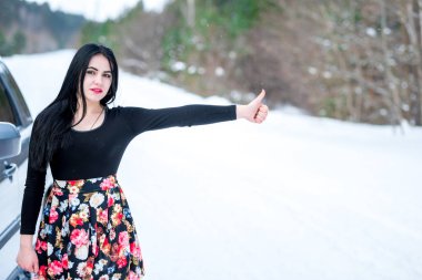 genç güzel kadın sinyal kırık araba üstünde kazanmak ile ilgili sorunlar