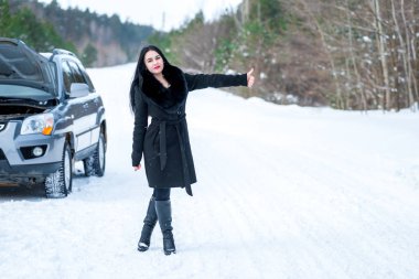 genç güzel kadın sinyal kırık araba üstünde kazanmak ile ilgili sorunlar