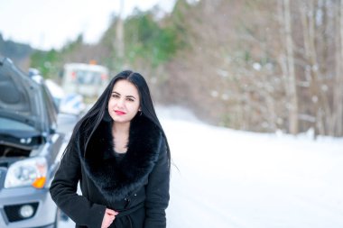 bir kış p bir arka plan üzerinde güzel bir genç kız portresi