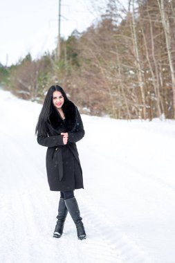 bir kış p bir arka plan üzerinde güzel bir genç kız portresi