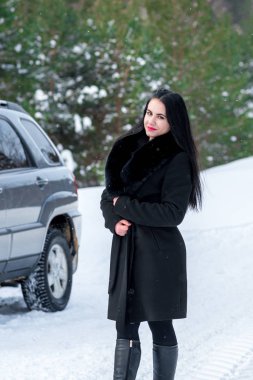 bir kış p bir arka plan üzerinde güzel bir genç kız portresi