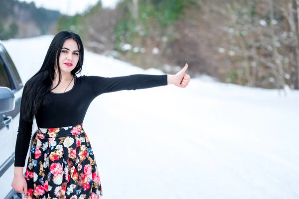 genç güzel kadın sinyal kırık araba üstünde kazanmak ile ilgili sorunlar