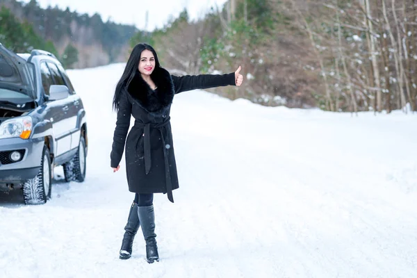 genç güzel kadın sinyal kırık araba üstünde kazanmak ile ilgili sorunlar