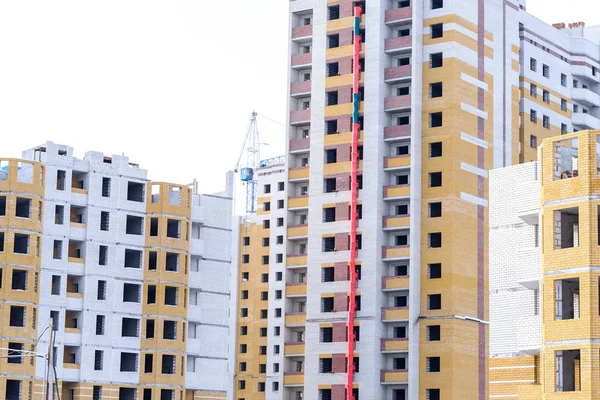 Oavslutade byggandet av bostadshus, tornkranar en — Stockfoto