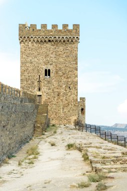 bir kalede, deniz ve gökyüzü backg kale duvarında Ortaçağ Kulesi