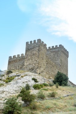 bir kalede, deniz ve gökyüzü backg kale duvarında Ortaçağ Kulesi