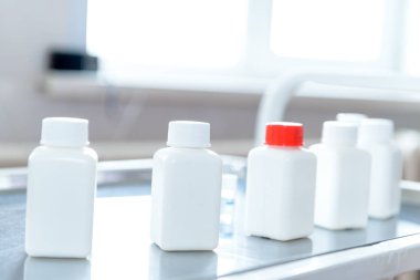 bir laboratuvar biyolog kollarında ilaç kabı