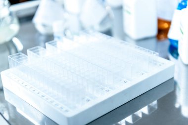 Test tüpleri ile renkli kimyasal reaktif. Laboratuar kapkacakları.