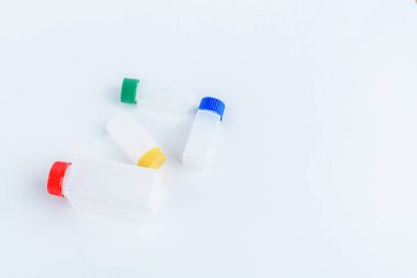 ilaç renkli kapakları olan ve farklı altında kapasitesi 