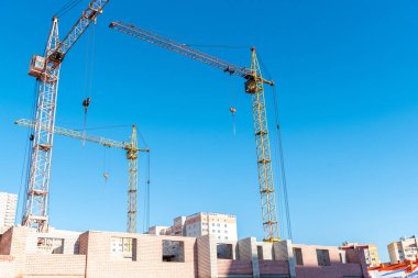 Yeni yüksek katlı modern apartmanlar inşaat sürecinde