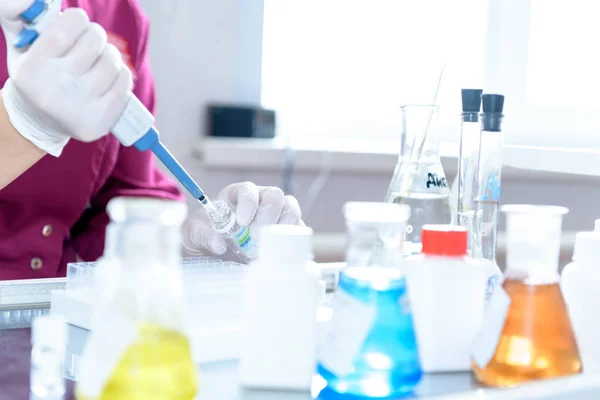 Test tüpleri ile renkli kimyasal reaktif. Laboratuar kapkacakları.