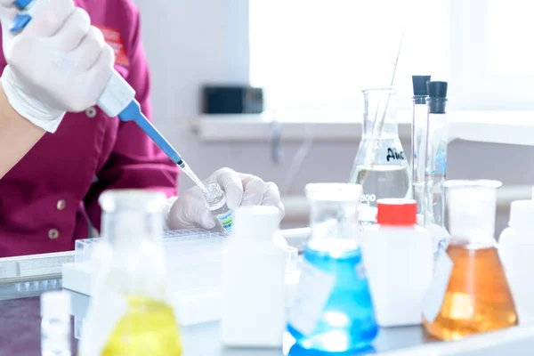 Test tüpleri ile renkli kimyasal reaktif. Laboratuar kapkacakları.