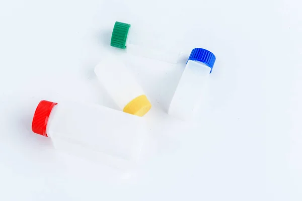 Capacité de sous-médicaments avec des couvertures colorées et différentes — Photo
