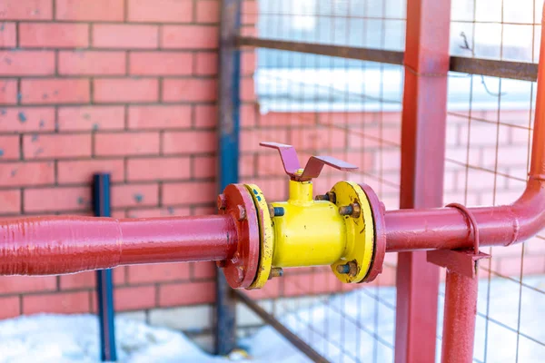 Verteiler Gasleitungen in einer Wohnanlage, das Gasventil an — Stockfoto