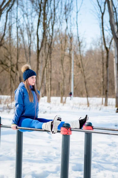 Piękna młoda dziewczyna robi, rozciąganie, fitness na boisko sportowe — Zdjęcie stockowe