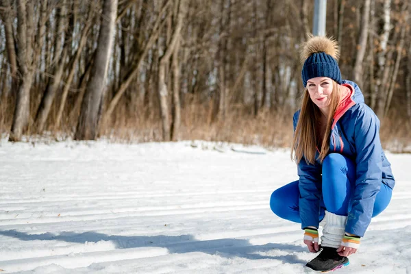 Piękna młoda dziewczyna robi, rozciąganie, fitness na boisko sportowe — Zdjęcie stockowe