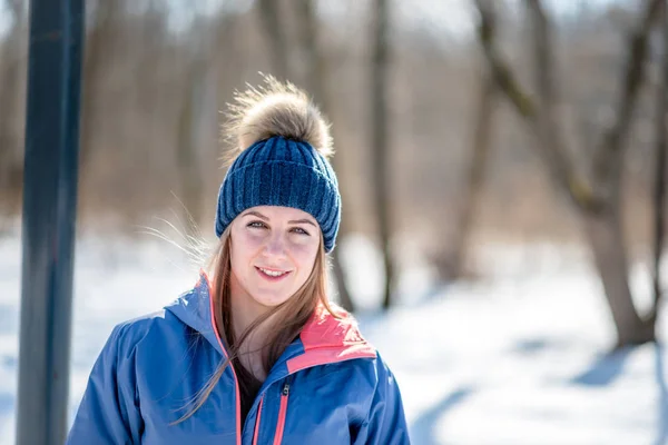 Piękna młoda dziewczyna w sportowej na tle Las zima — Zdjęcie stockowe