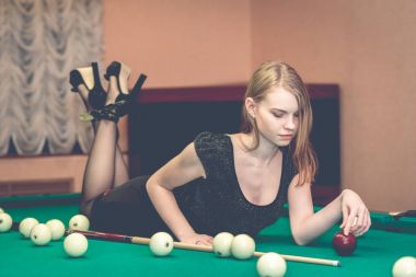 Bilardo, Bilardo r seksi kadın oynarken güzel genç kız