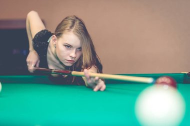 Bilardo, Bilardo r seksi kadın oynarken güzel genç kız