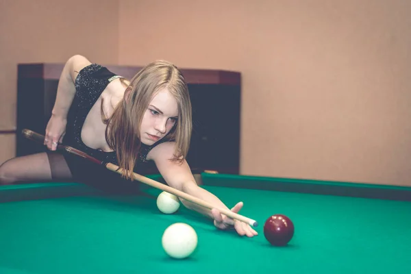 Beautiful young girl playing billiards, sexy woman in billiard r — Stock Photo, Image