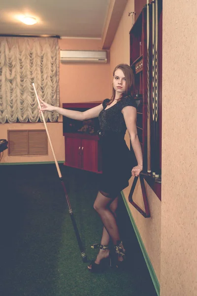 Bella ragazza che gioca a biliardo, donna sexy nel biliardo r — Foto Stock