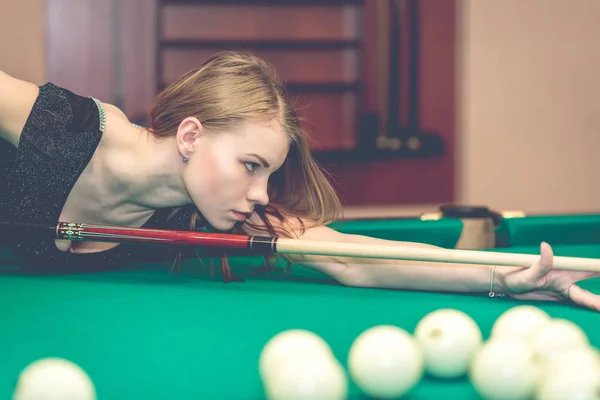 Beautiful young girl playing billiards, sexy woman in billiard r — Stock Photo, Image