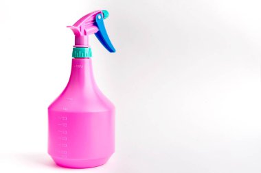 Beyaz bir arka plan üzerinde farklı renklerde küçük sıvı atomizer,