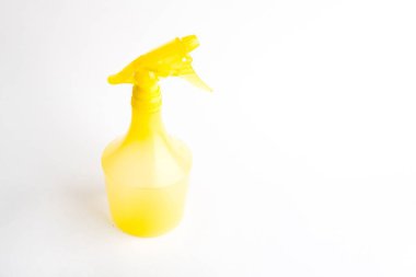 Beyaz bir arka plan üzerinde farklı renklerde küçük sıvı atomizer,