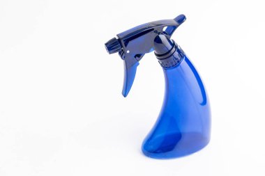 Beyaz bir arka plan üzerinde farklı renklerde küçük sıvı atomizer,