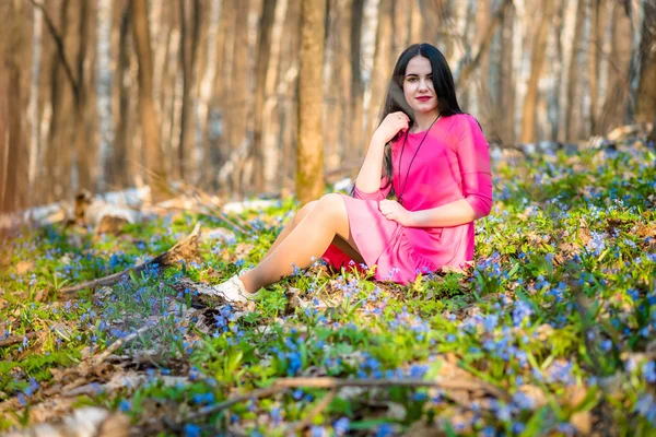 Portret van een mooi meisje in een forest van de lente tegen een bac — Stockfoto