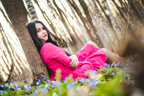 Portret van een mooi meisje in een forest van de lente tegen een bac — Stockfoto