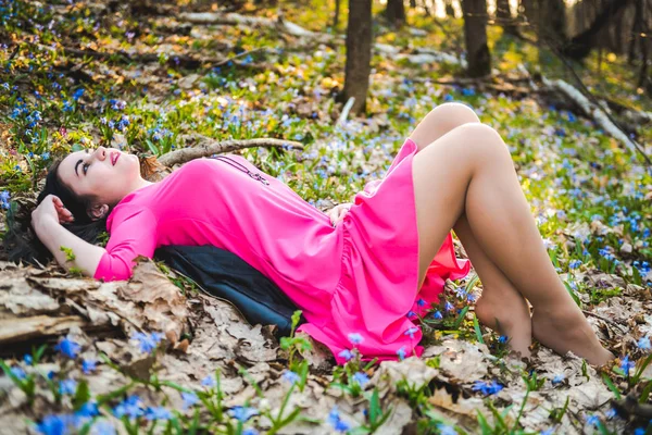 Portret van een mooi meisje in een forest van de lente tegen een bac — Stockfoto