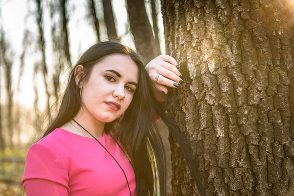 Portrét krásné mladé dívky v lese na jaře proti bac — Stock fotografie