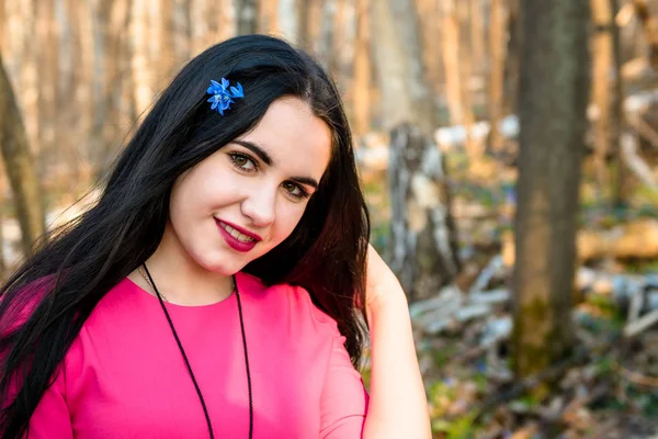 Bir bahar ormandaki bir bac karşı çok hoş bir genç kız portresi