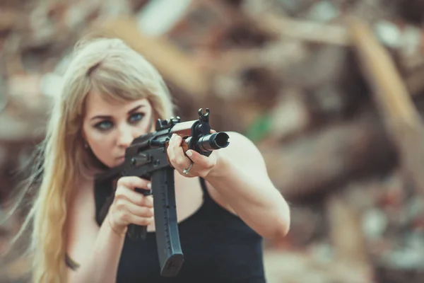 Retrato de una hermosa joven en estilo militar con autómata —  Fotos de Stock