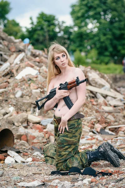 Portret van een mooi meisje in de groene camouflage en topless wit — Stockfoto