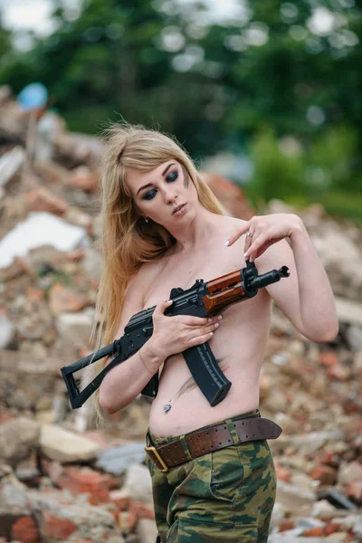 Portret van een mooi meisje in de groene camouflage en topless wit — Stockfoto