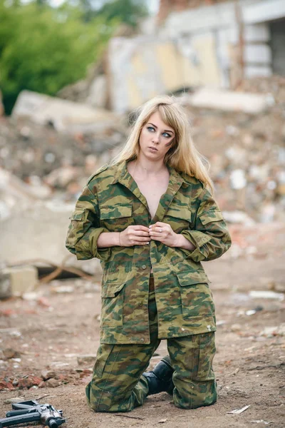 Portret van een mooi meisje in de groene camouflage en topless wit — Stockfoto